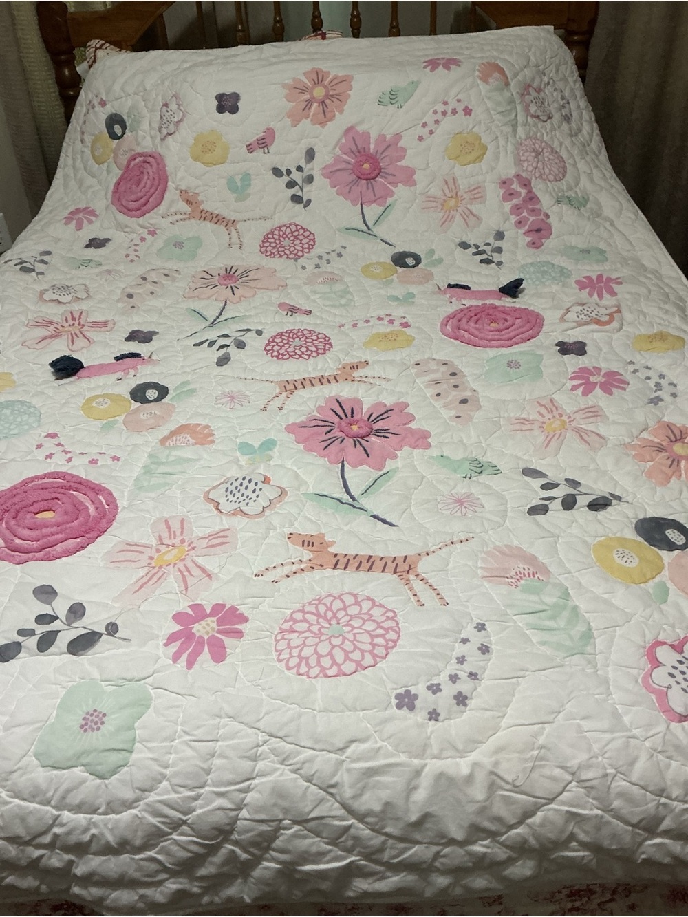 Beautiful POTTERY BARN KIDS Floral & Pastel Quilted Bedspread in Pink and Mint